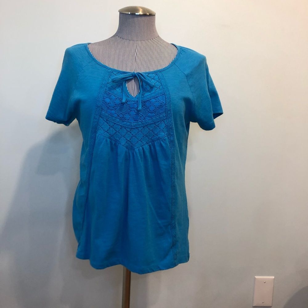 Fresh short sleeved turquoise blue knit blouse size Small Scoop Neck Detail